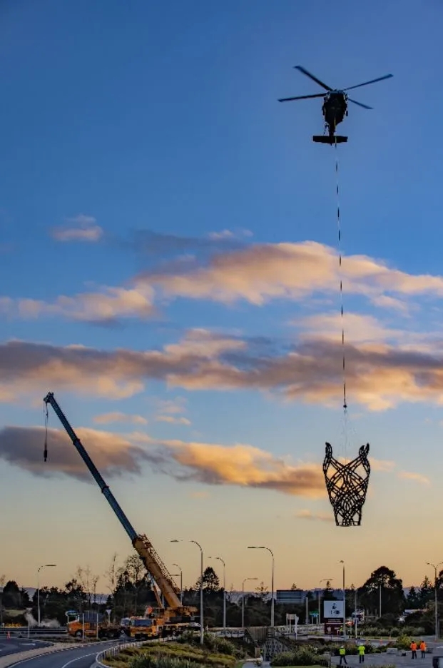 高12米、重3429公斤3D打印雕塑Te Ahi Tupua在新西蘭用直升機吊裝