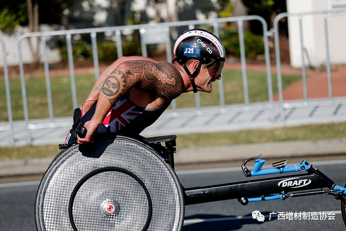 Paratriathlete 在自適應(yīng)競賽自行車上使用定制的 3D 打印部件