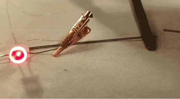 麻省理工研發140米柔性鋰離子纖維電池，可用于織物自供電及3D打印電池